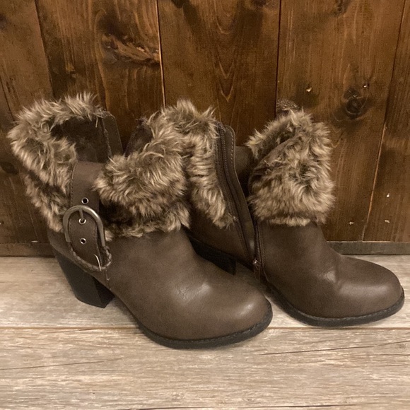 Sugar brand brown fur booties - Picture 2 of 10